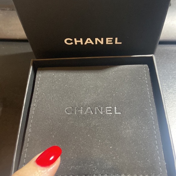 Chanel CC Glass Pearl Stress Earrings - Picture 2 of 7